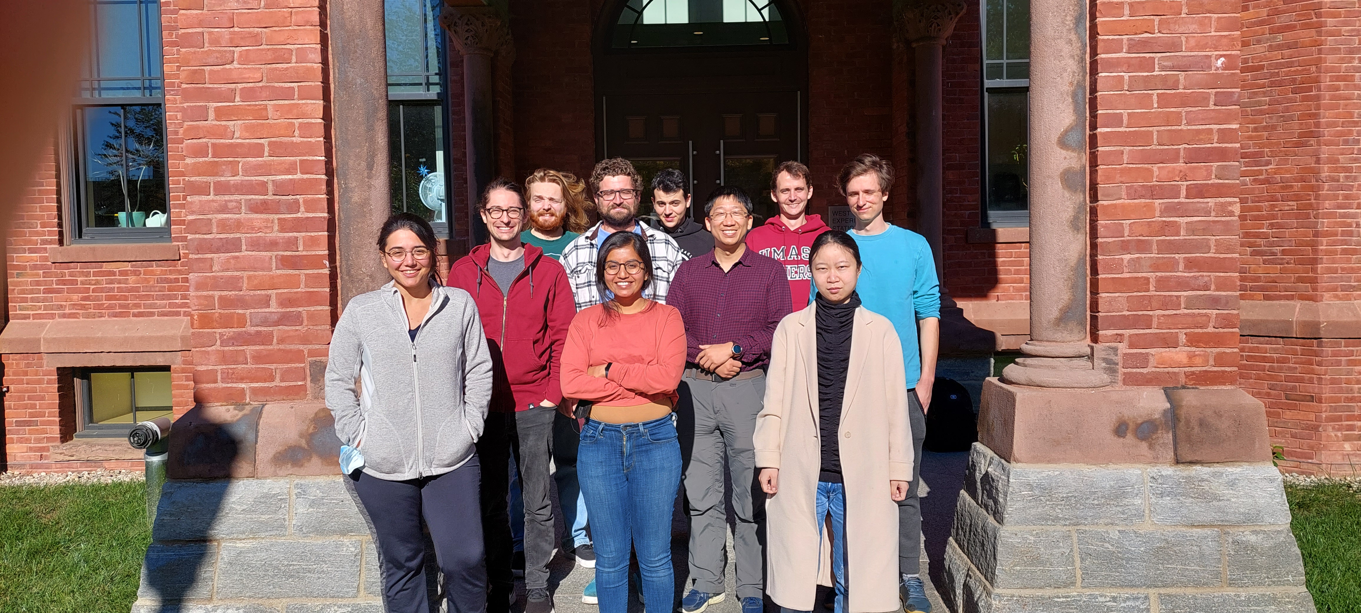 Group photo outside the lab, 2021.